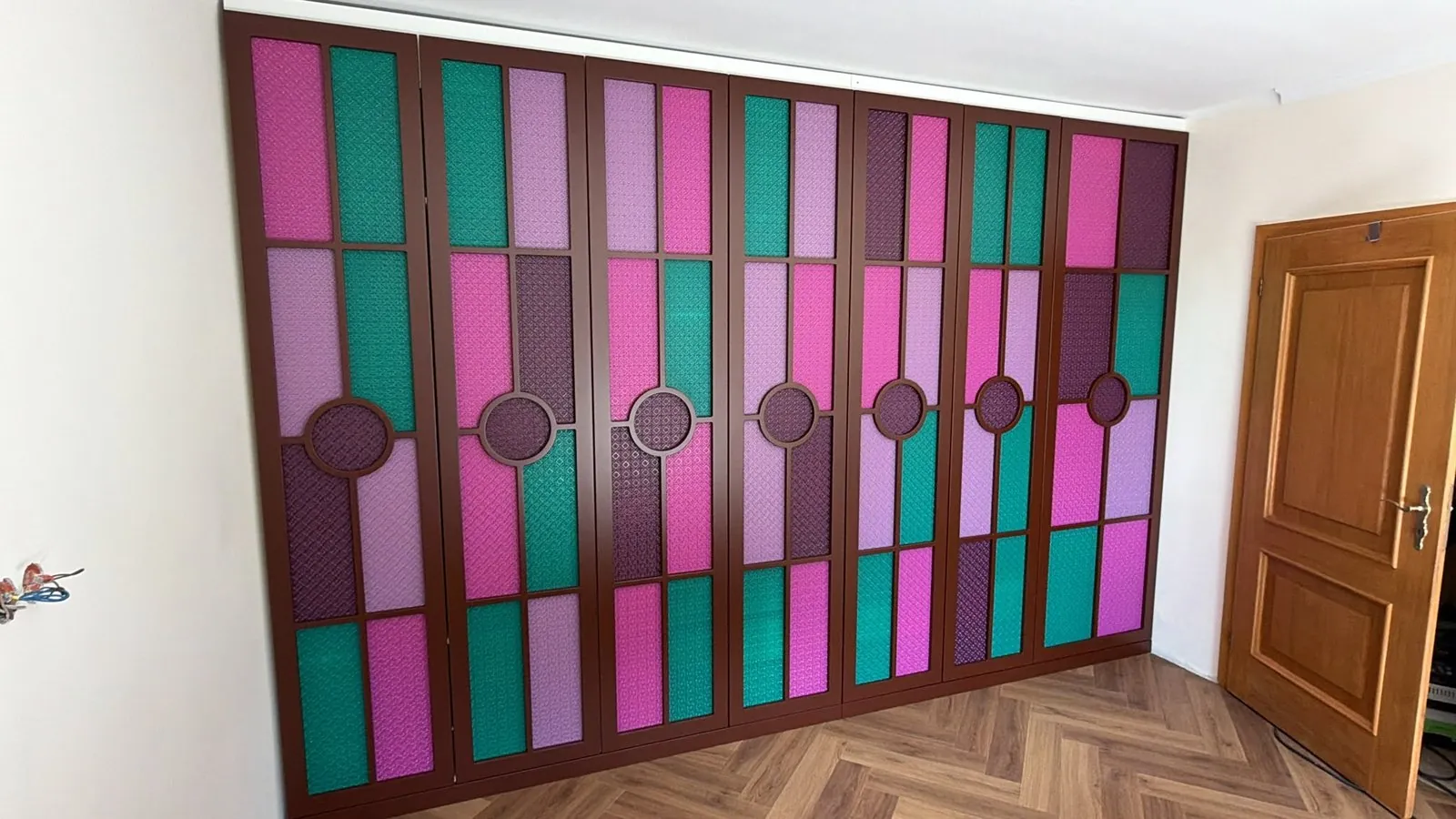 Wardrobe with colourful fronts