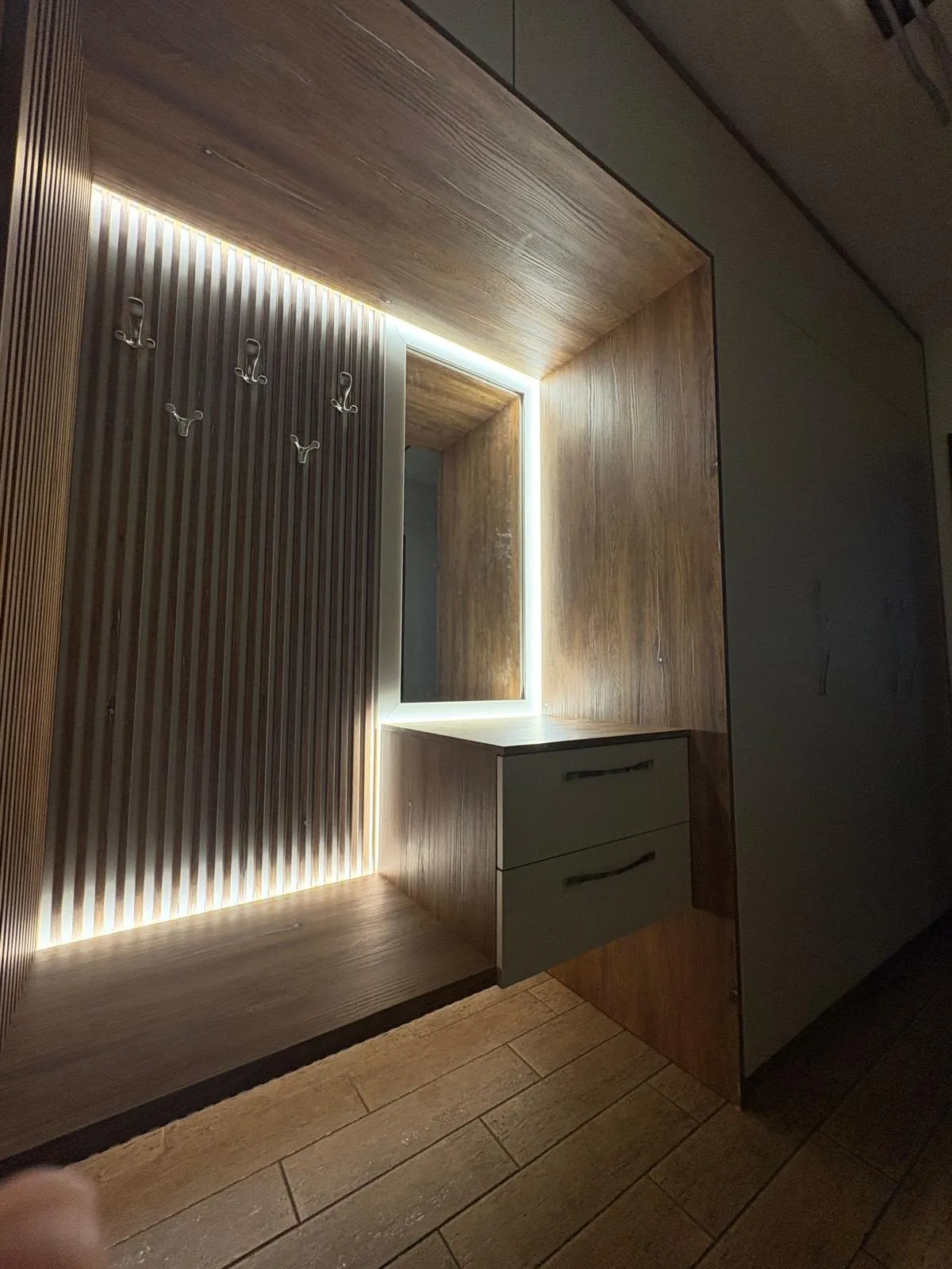 Hallway unit with slats and LED