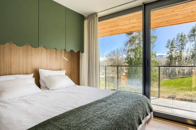 Schlafzimmer mit Einbaumöbeln