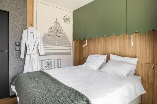 Schlafzimmer mit Einbaumöbeln