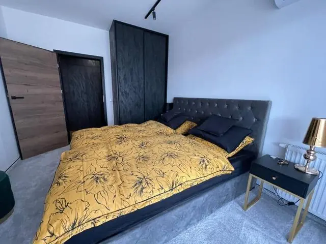 Schlafzimmer mit Einbaumöbeln