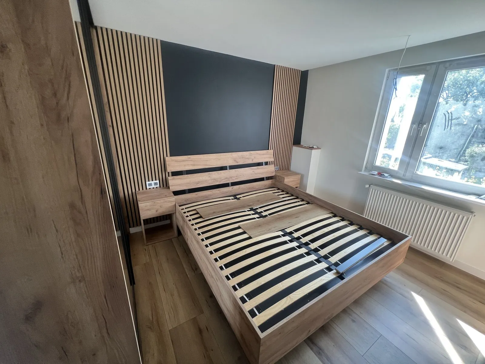 Bed with slatted headboard